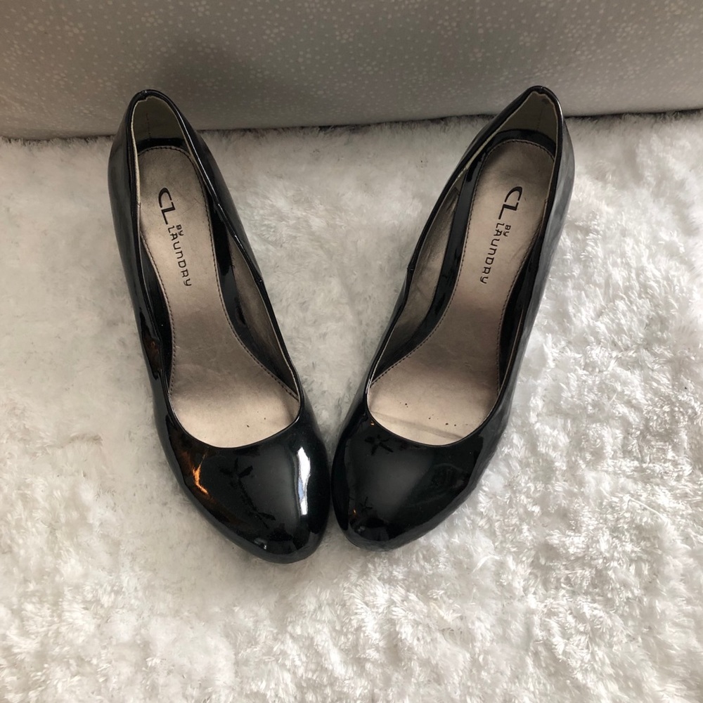 Chinese Laundry Glossy Black Wedges